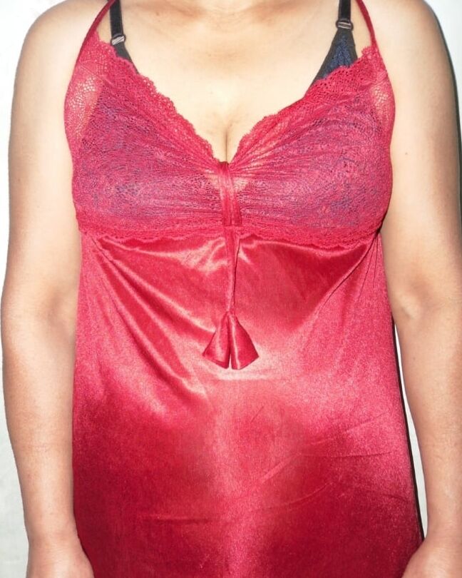 Sri lankan aunty with red night dress