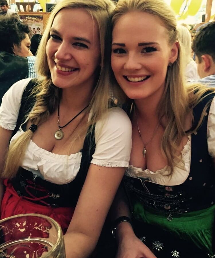 Dirndl sweethearts