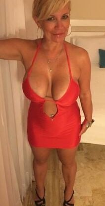 WHO IS SHE ? HER NAME? MILF BOOBS BIG TITS