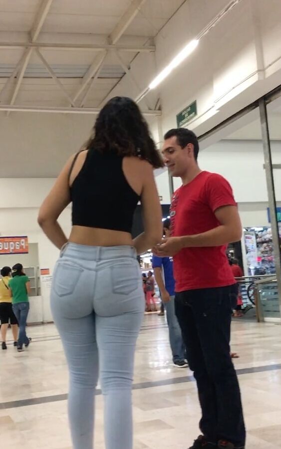 Nalgona en plaza