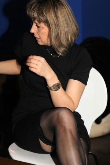 accidental flash of stocking top or tights pantyhose