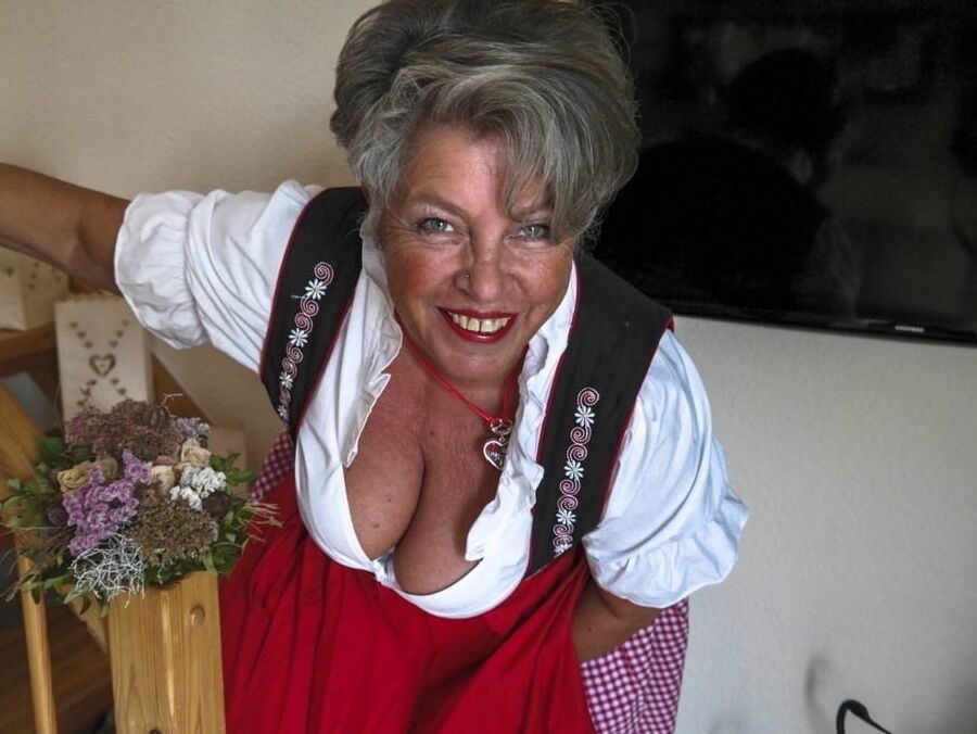 Dirndl sweethearts