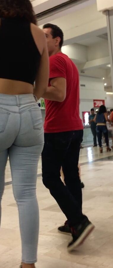 Nalgona en plaza