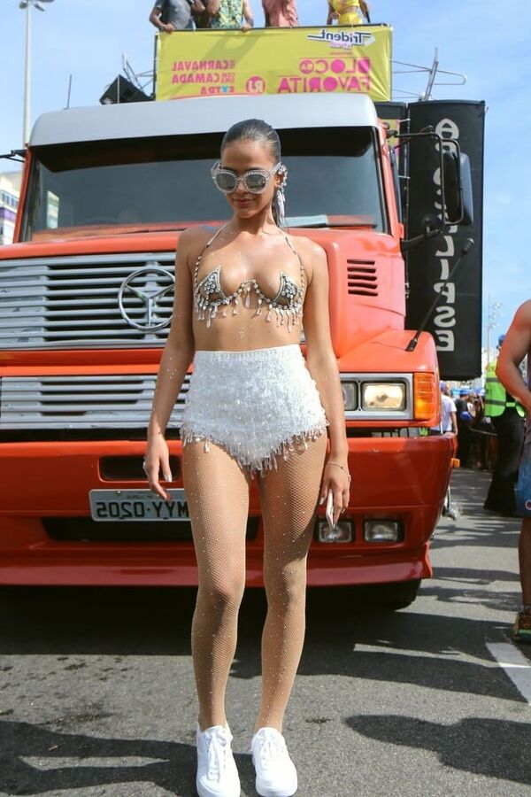 Bruna Marquezine topless Carnaval of Rio feb