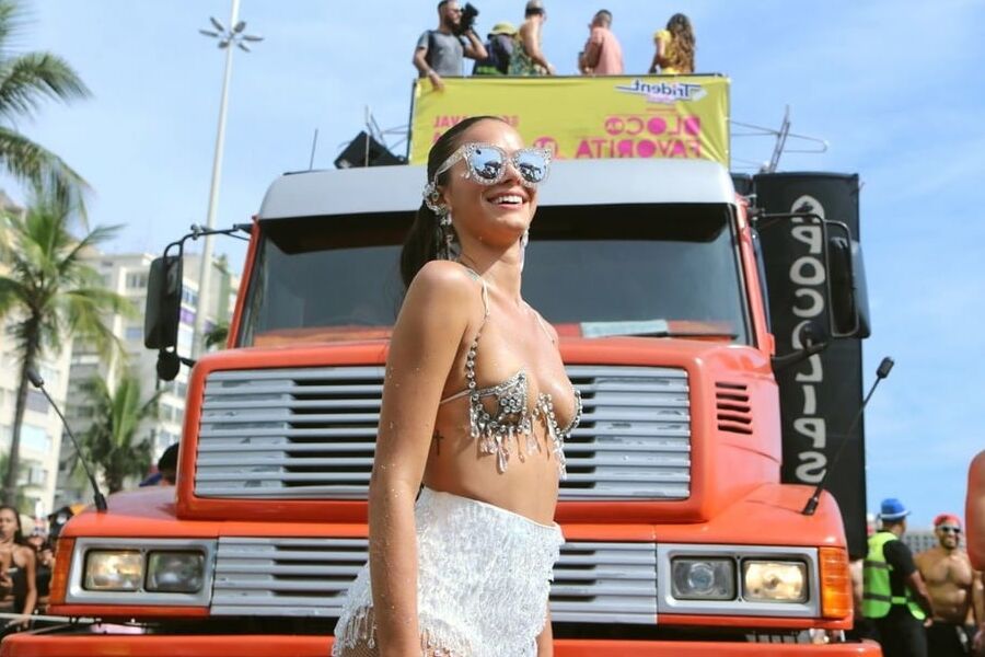 Bruna Marquezine topless Carnaval of Rio feb