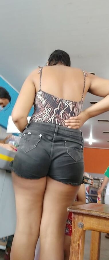 Cuzuda estralando com shortinho enfiado