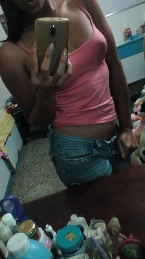 Morenita duchandose
