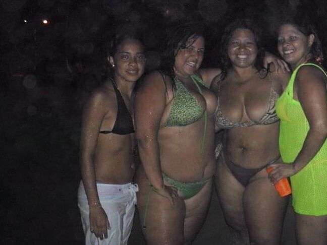 Esposa de corno exhibiendose en la playa. BBW flashing wife