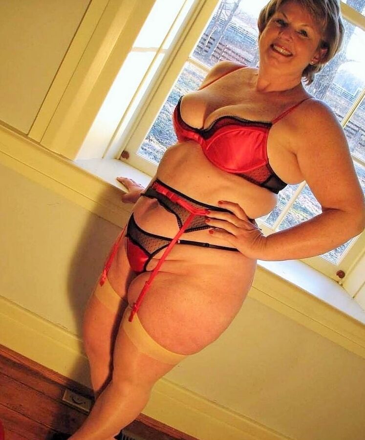 Very sexy cougar gilf