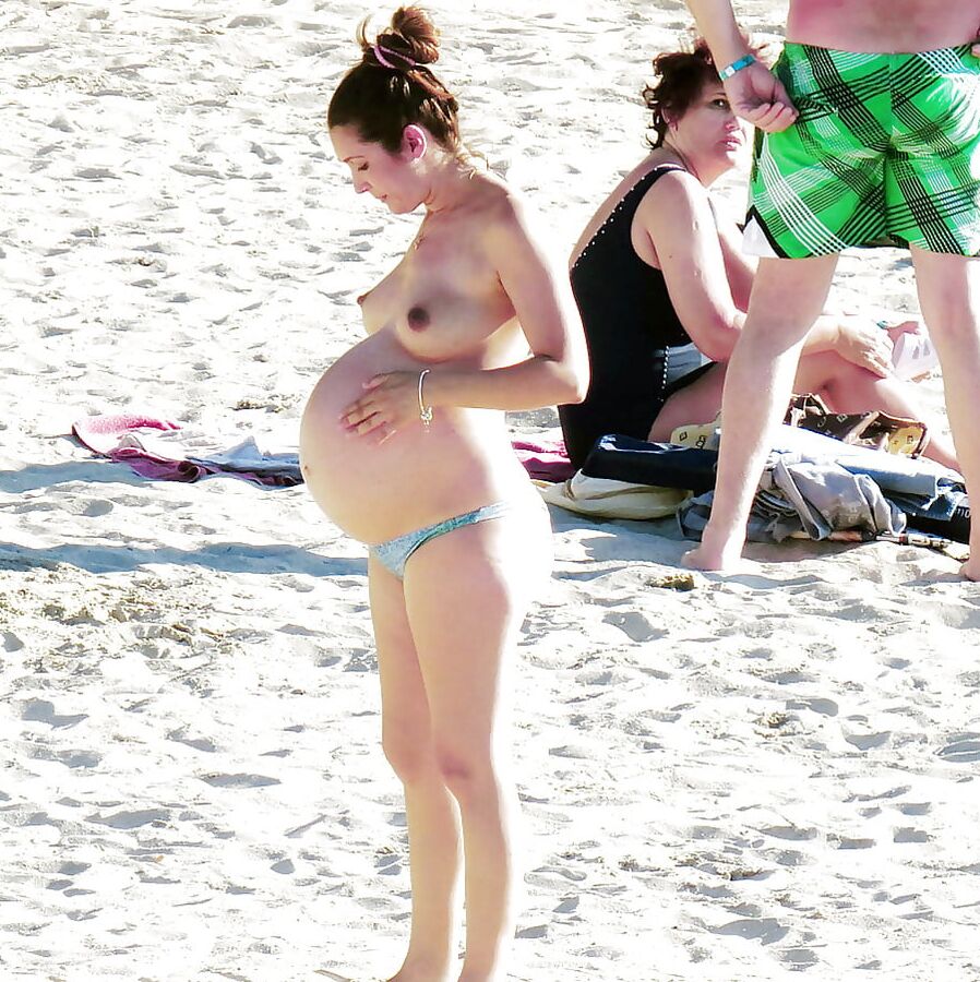 Schwanger im Bikini