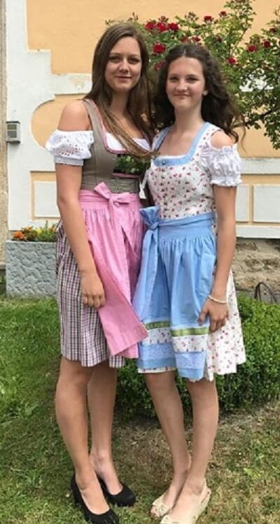 Dirndl sweethearts