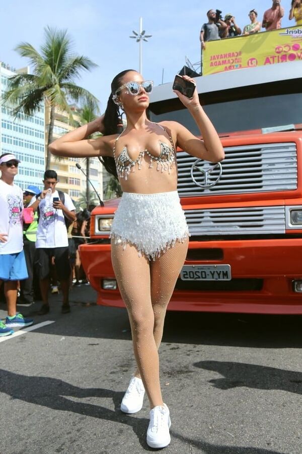 Bruna Marquezine topless Carnaval of Rio feb