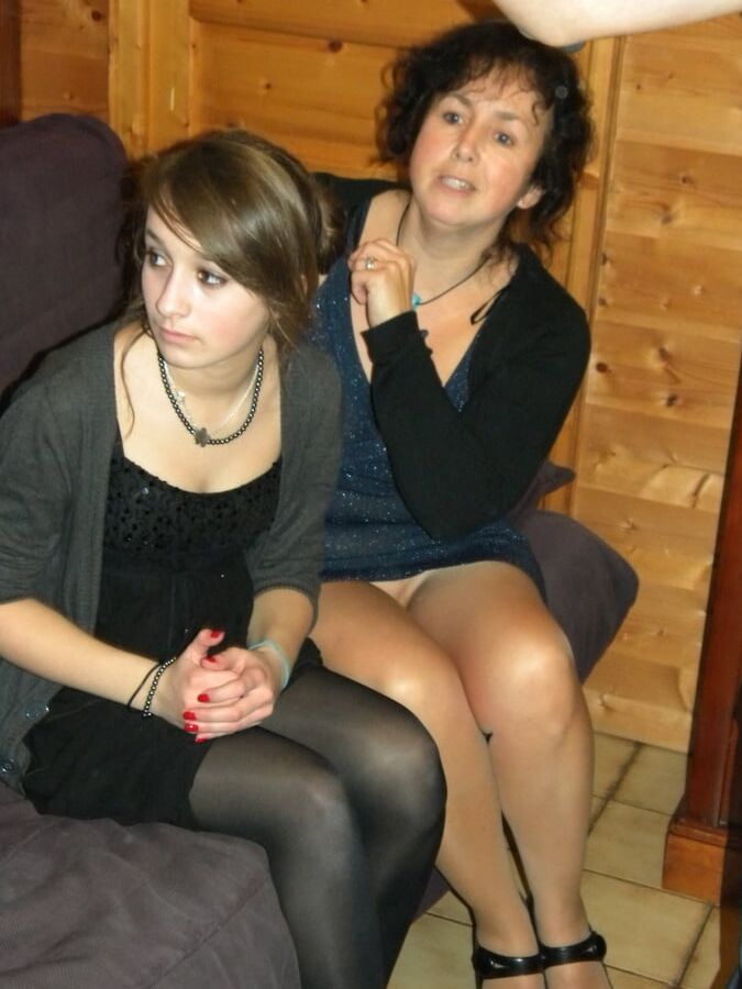 accidental flash of stocking top or tights pantyhose