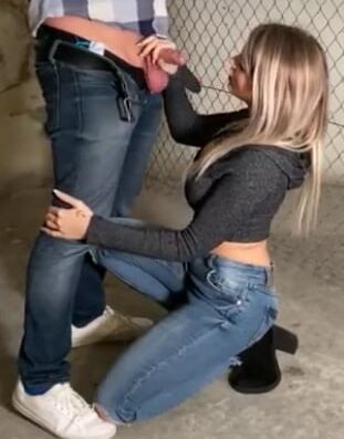 Une blonde en jeans suce a genoux on her knees