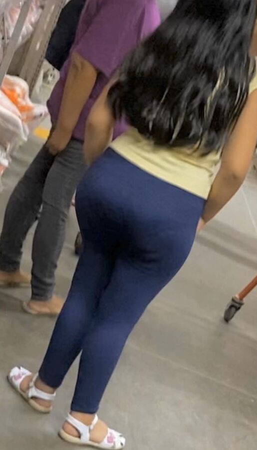 Una nena culona en plaza vea