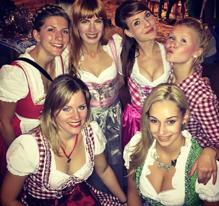 Dirndl sweethearts