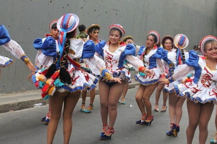 caporales in pantyhose