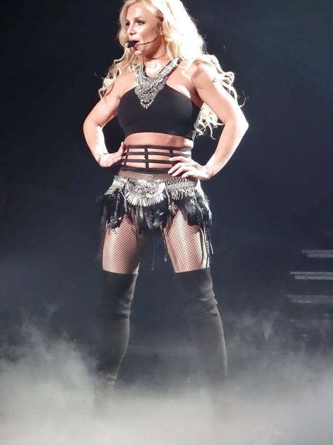 britney spears live on stage