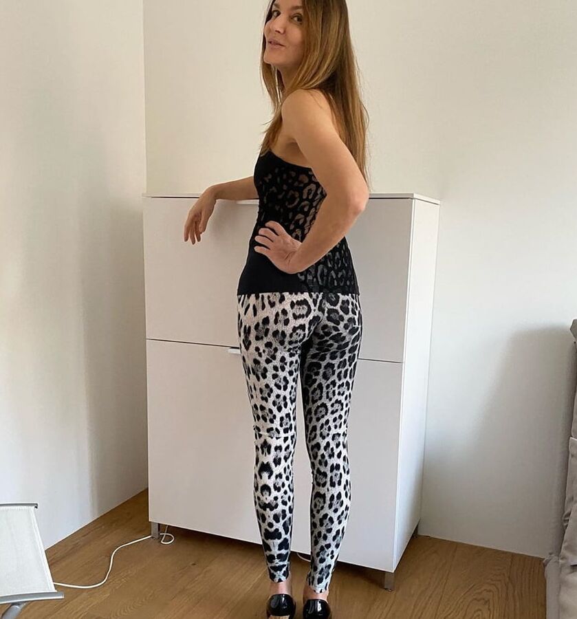Amateur mommy Dana with no bra and little tits