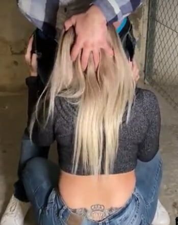 Une blonde en jeans suce a genoux on her knees