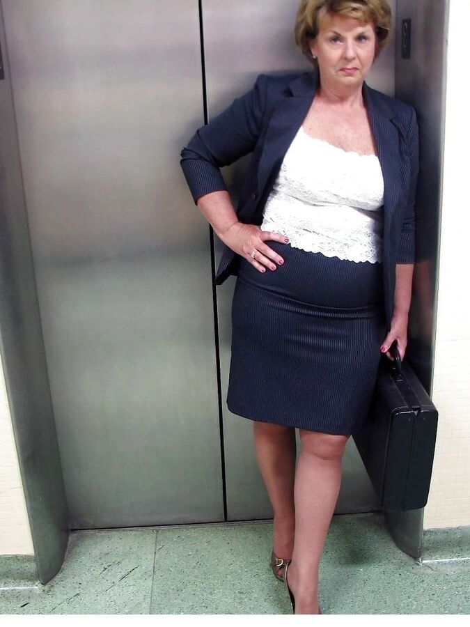 Very sexy cougar gilf