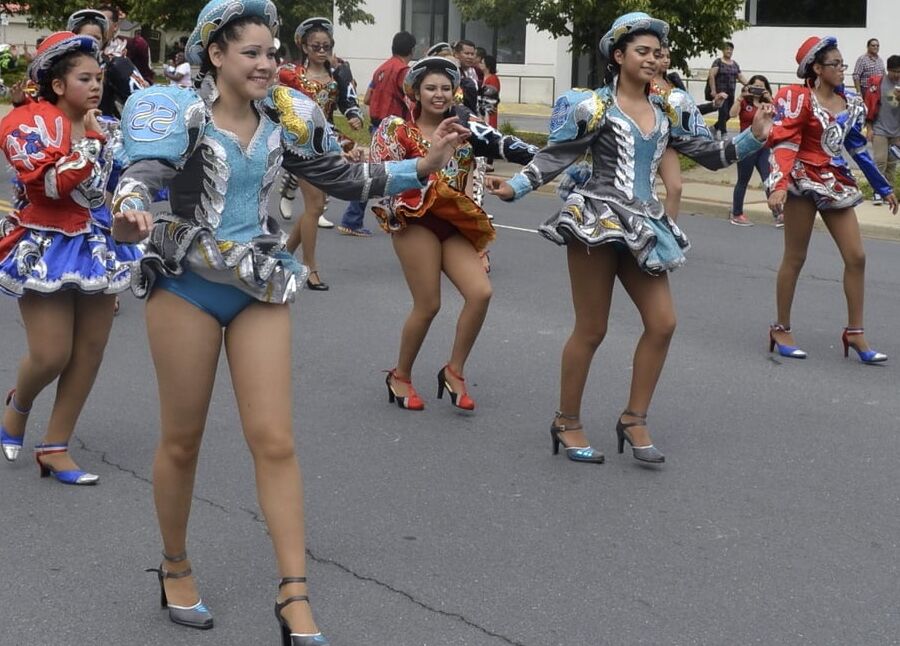 caporales in pantyhose