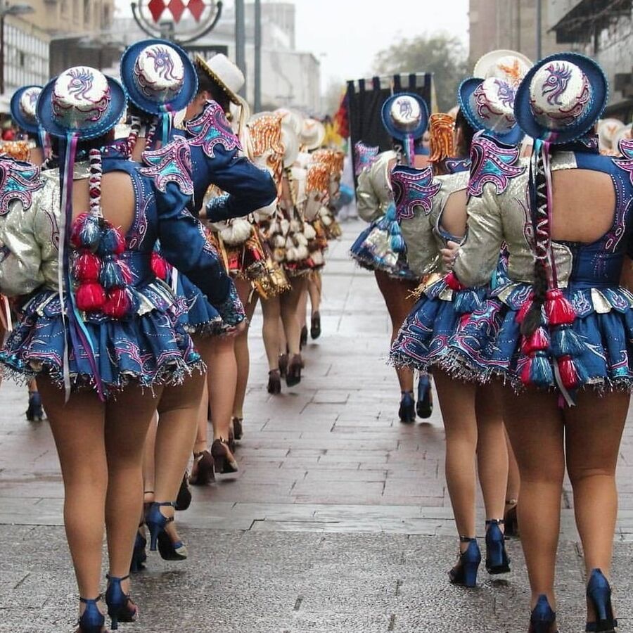 caporales in pantyhose