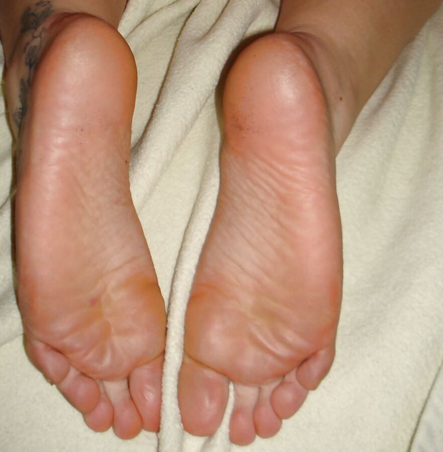 CUTE FUCKABLE BITCH (FEET AND ASS)