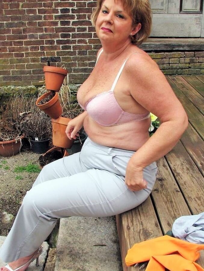Very sexy cougar gilf