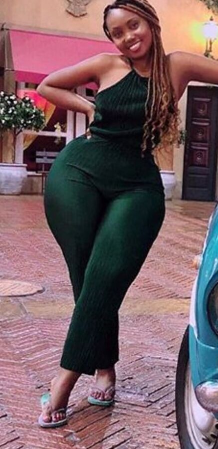Slim thick pear sanchi