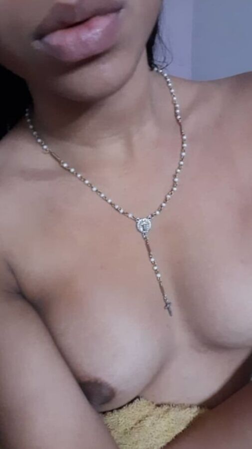 Morenita duchandose