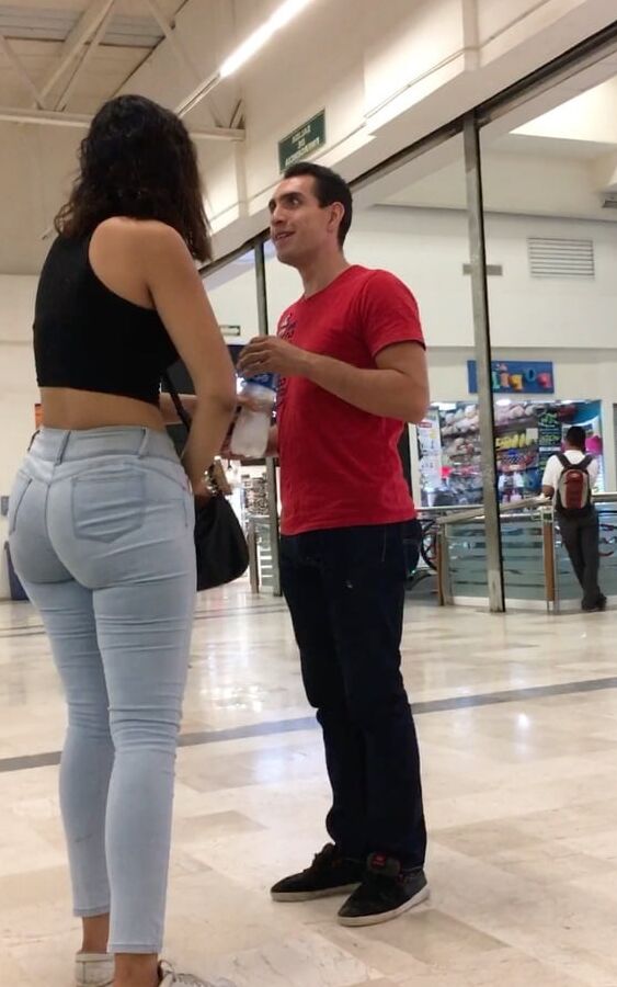 Nalgona en plaza