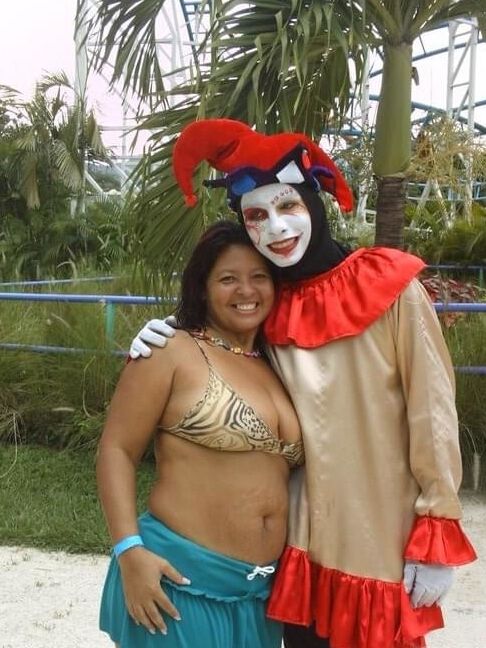 Esposa de corno exhibiendose en la playa. BBW flashing wife