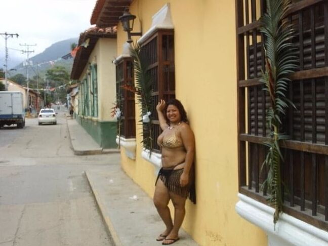 Esposa de corno exhibiendose en la playa. BBW flashing wife
