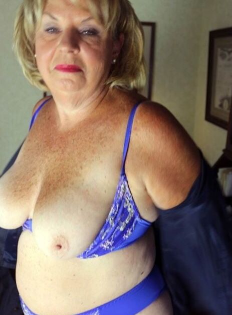 Very sexy cougar gilf