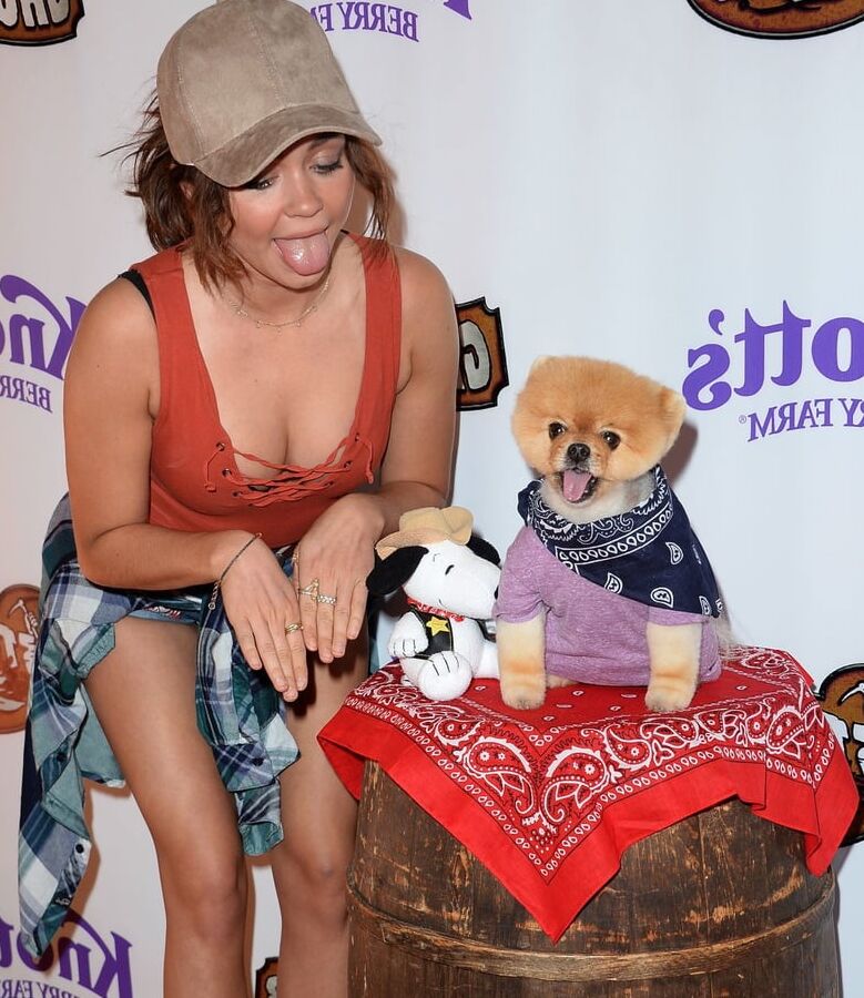 Sarah Hyland - Cute Puppies