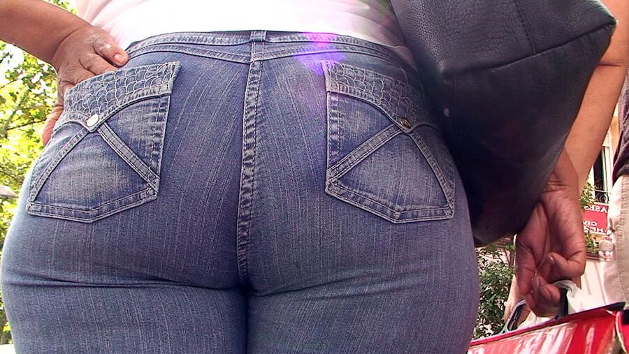 BIG BUTTS ON CAMERA from GLUTEUS DIVINUS