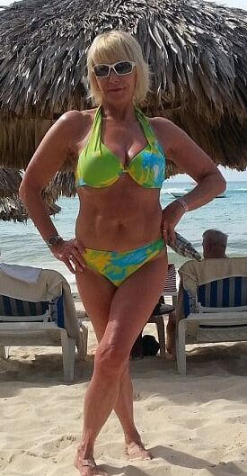 Milfs &amp; Golfs in bikinis