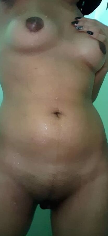 Morenita duchandose