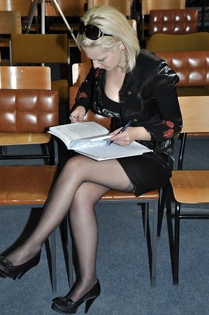 accidental flash of stocking top or tights pantyhose