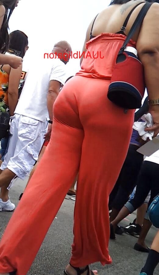 Fat booty Latina in red leggings