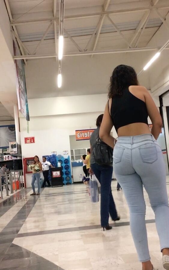 Nalgona en plaza