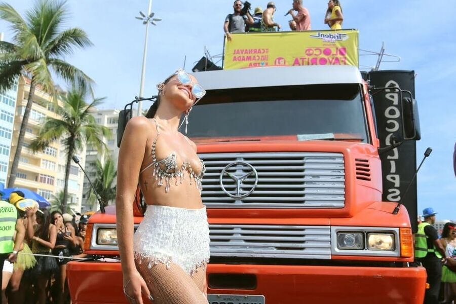 Bruna Marquezine topless Carnaval of Rio feb