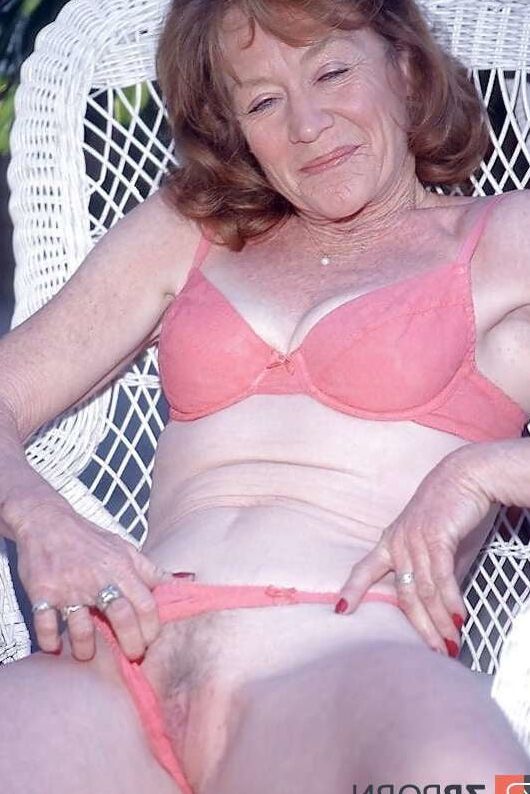Milfs &amp; Golfs in bikinis