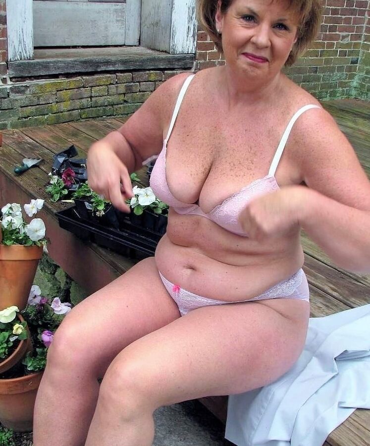 Very sexy cougar gilf