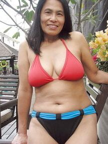 Milfs &amp; Golfs in bikinis