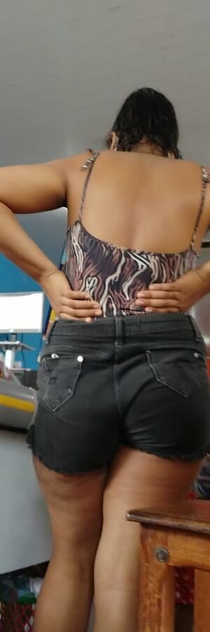 Cuzuda estralando com shortinho enfiado
