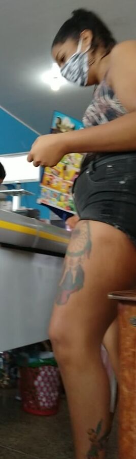 Cuzuda estralando com shortinho enfiado