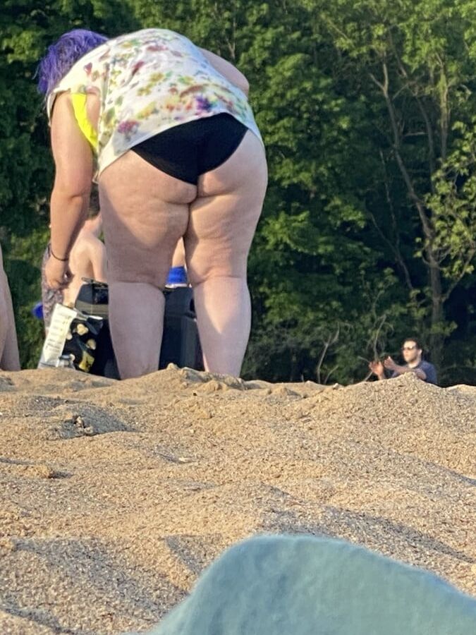 BBW BEACH BUTT SIGHTING