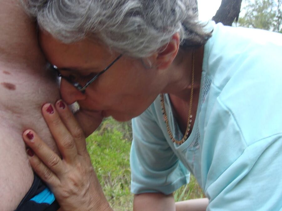 JOSIANE LA PUTE DU RIMAP suce un pote